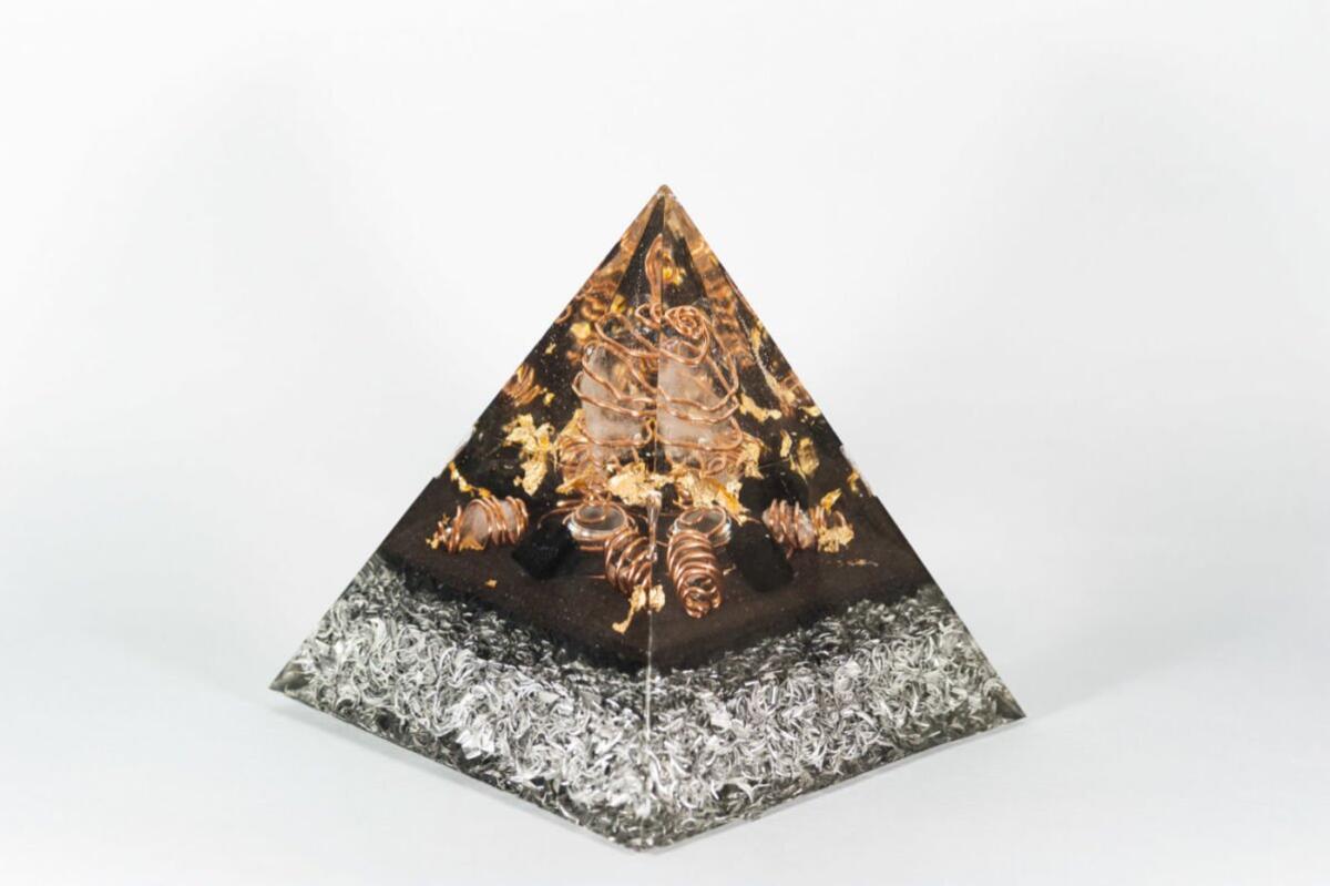 piramide orgonite primo chakra