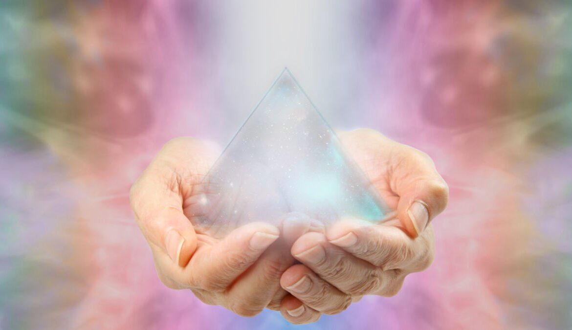 mani che reggono una piramide orgonica