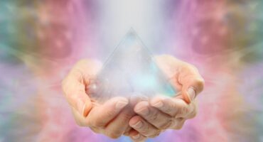 mani che reggono una piramide orgonica