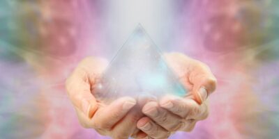 mani che reggono una piramide orgonica