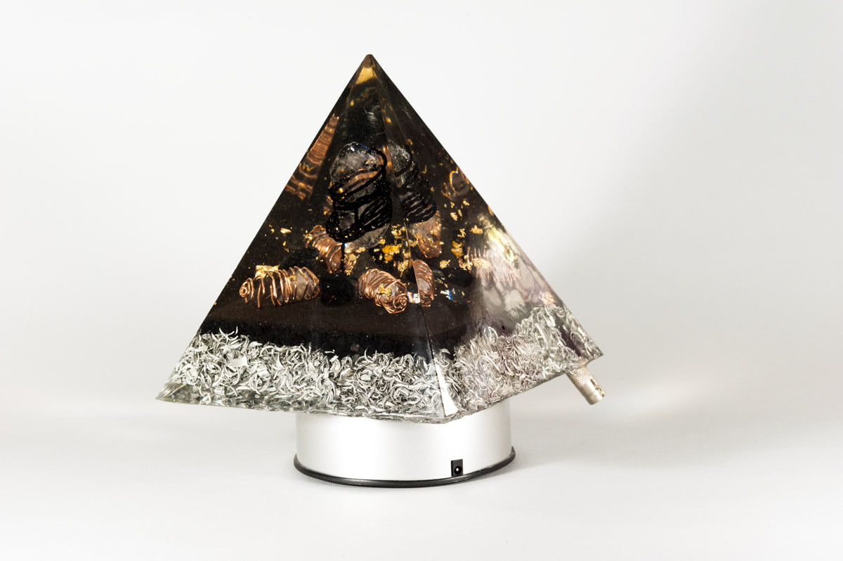 piramide orgonica per obh primo chakra con quarzo ialino