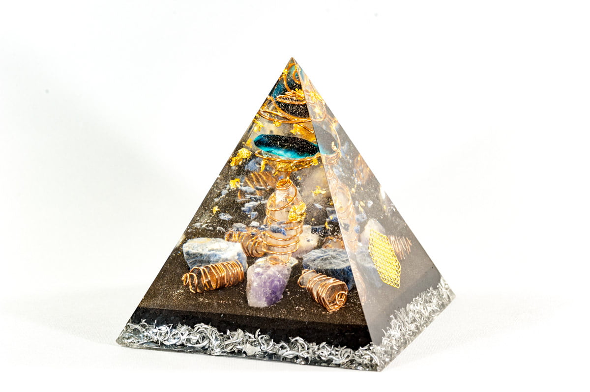piramide_orgonite_tocco_di_dio_5 piramide orgonica occhio di dio con sodalite
