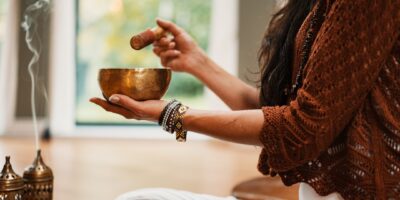 Campana tibetana utilizzata per un ascolto dedicato a suono e frequenze