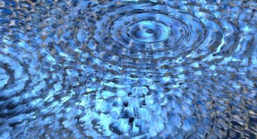 Goccia dโacqua e onde concentriche, esempio visivo di frequenza e vibrazione