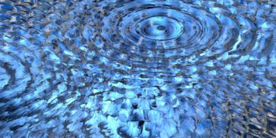 Goccia d’acqua e onde concentriche, esempio visivo di frequenza e vibrazione
