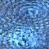 Goccia d’acqua e onde concentriche, esempio visivo di frequenza e vibrazione