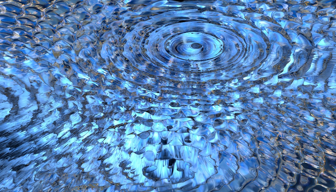 Goccia d’acqua e onde concentriche, esempio visivo di frequenza e vibrazione