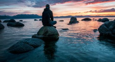 Persona in contemplazione sull'acqua, immagine per come dentro cosรฌ fuori e gratitudine