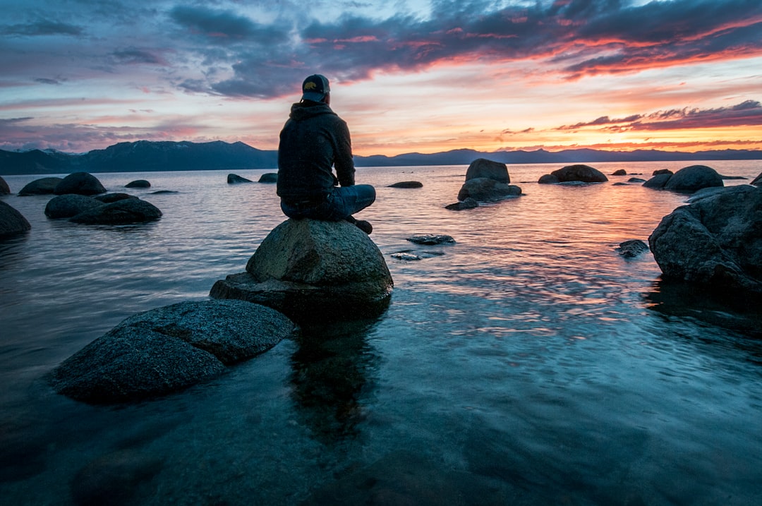 Persona in contemplazione sull'acqua, immagine per come dentro così fuori e gratitudine