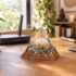 Orgonite vicino al Wi-Fi su una scrivania in uno studio domestico