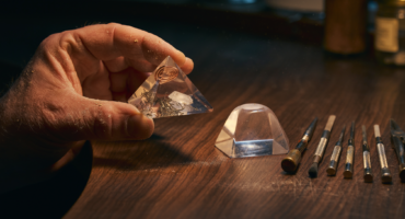 Piramide in orgonite artigianale in lavorazione con quarzo e spirale di rame, dettagli delle finiture